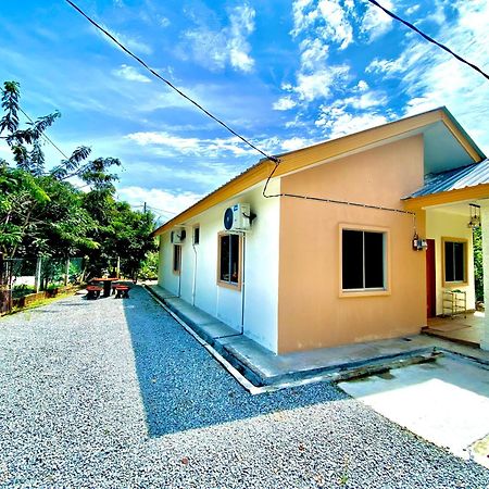 Raees Homestay Kampong Tanjong Minyak Exterior photo